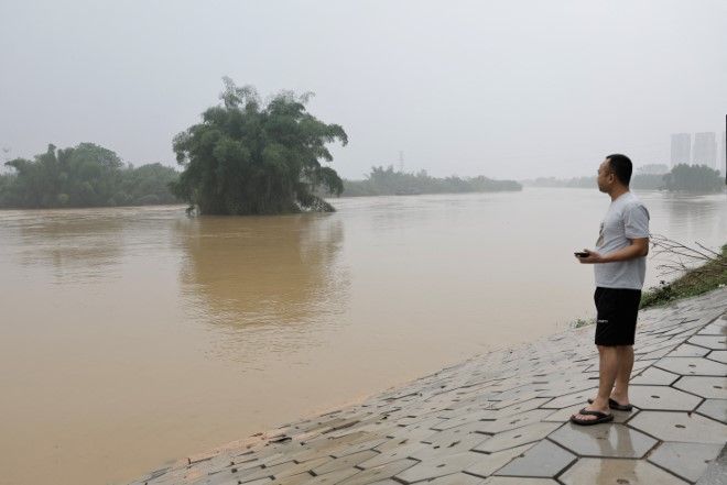 Rescuers race to those trapped by unseasonal floods in China&rsquo;s Guangdong